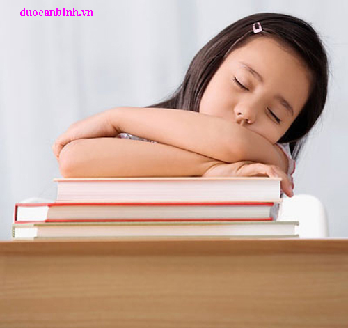 Áp lực học hành khiến trẻ mệt mỏi, căng thẳng dẫn đến quâng thầm mắt